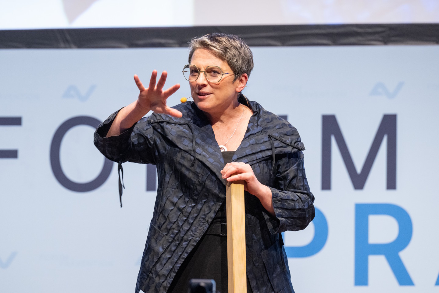 Dr. Elisabeth Oberzaucher bei Ihrer Keynote auf der Bühne des Forum Prävention 2026 der AUVA