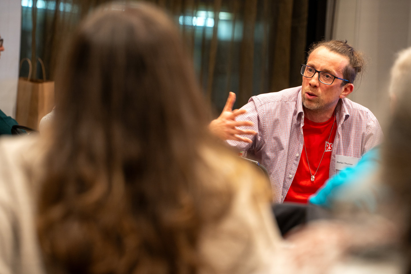 Teilnehmer gibt einen Diskussionsbeitrag ab