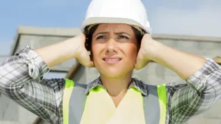 422476133 1440 Credit Adobestock Auremar Frau hält sich die Hände an die Ohren