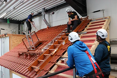 PA 2023-02-24 Unfälle bei Dacharbeiten (1) - Sichern auf dem Dach Kurs "Sichern auf dem Dach" - Vier Personen bei Dacharbeiten bzw. Sichern auf dem Dach