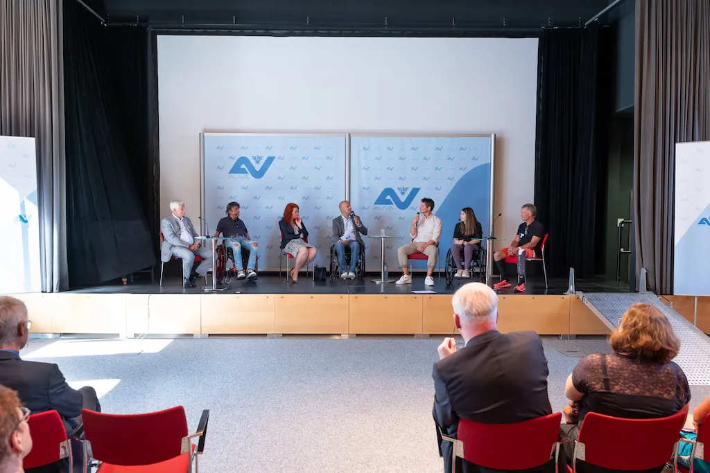 Gesprächsrunde mit 7 Teilnehmern:Teilnehmerinnen auf dem Podium