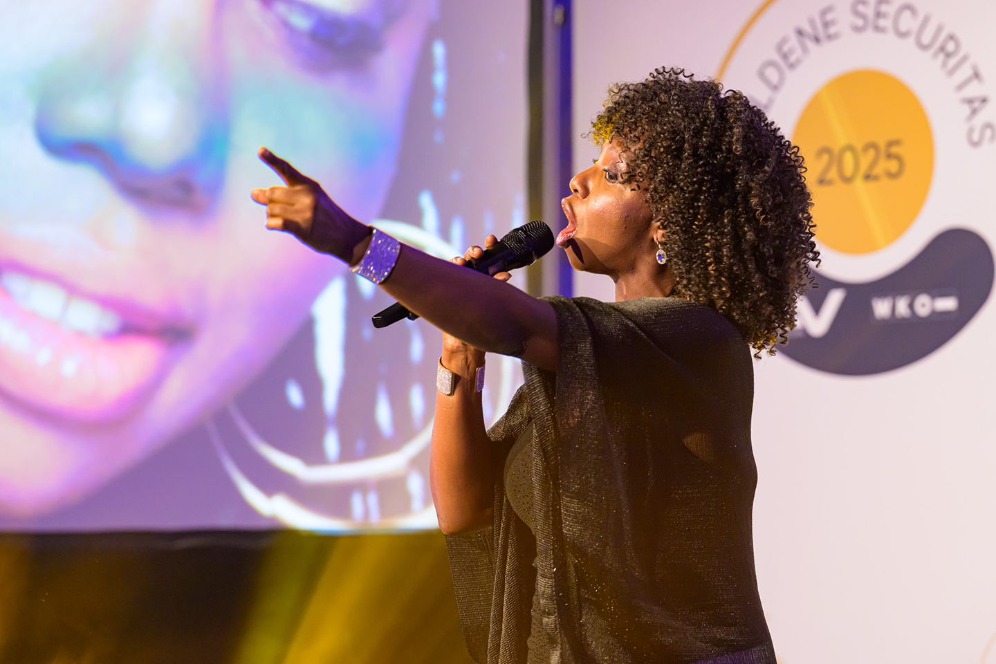 Sängerin Rachelle Jeanty beim Singen auf der Bühne