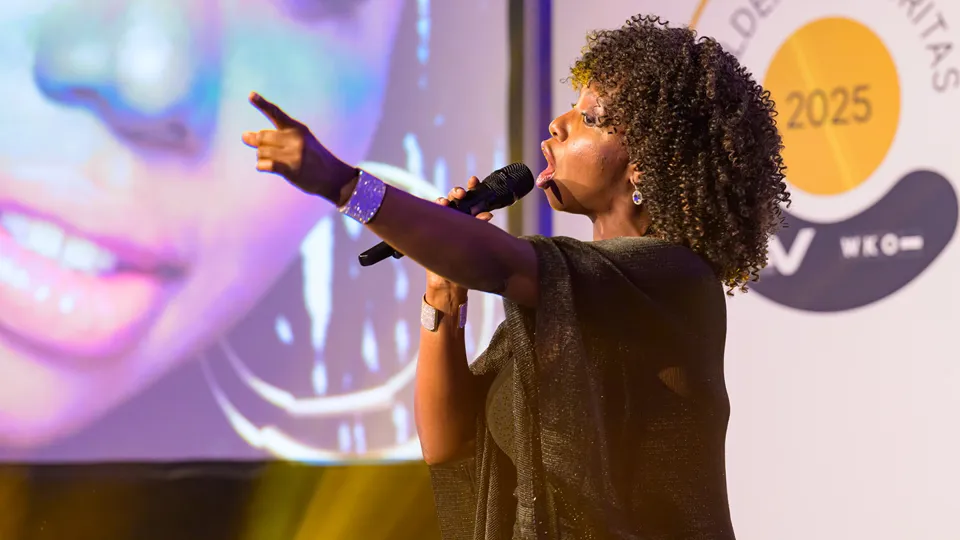 Sängerin Rachelle Jeanty beim Singen auf der Bühne