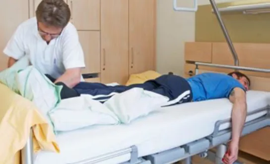 RH Bauchlagerung - Ratgeber Querschnittlähmung Pflegekraft führt Bauchlagerung eines Patienten durch - Ratgeber Querschnittlähmung