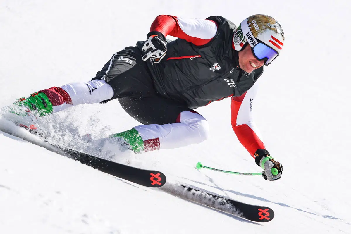 Paraskifahrer Markus Salcher befindet sich am Hang, mitten im Skirennen 