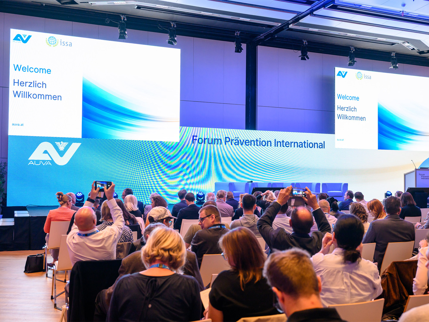 Forum Prävention International: Blick aus dem Publikum auf die Bühne 