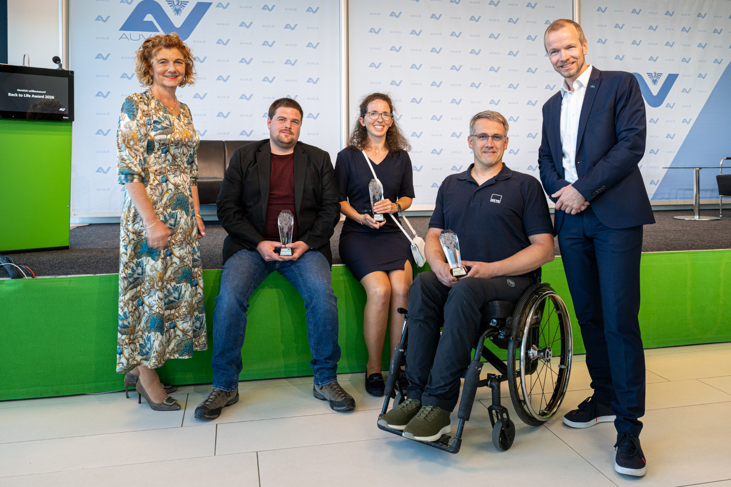 Bild zeigt Maria Lesterl (Direktorin der AUVA-Landesstelle Linz) Stefan Aigner, Elisabeth Kiener, Lukas Karan-Haider und Leonhard Zauner (Vorsitzender des AUVA-Landesstellenausschusses Linz) (v.l.)