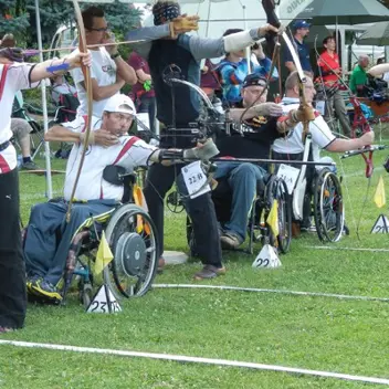 Rollstuhlfahrer bei einem Bogenschieß-Wettkampf