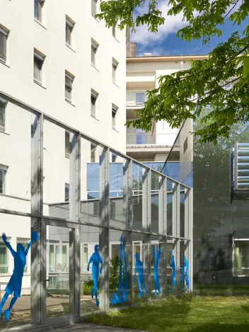 Verzierte Glasfront des Rehabilitationszentrums Meidling Glasfront des Rehabilitationszentrums Meidling, verziert mit Abbildungen von Menschen in Bewegung.