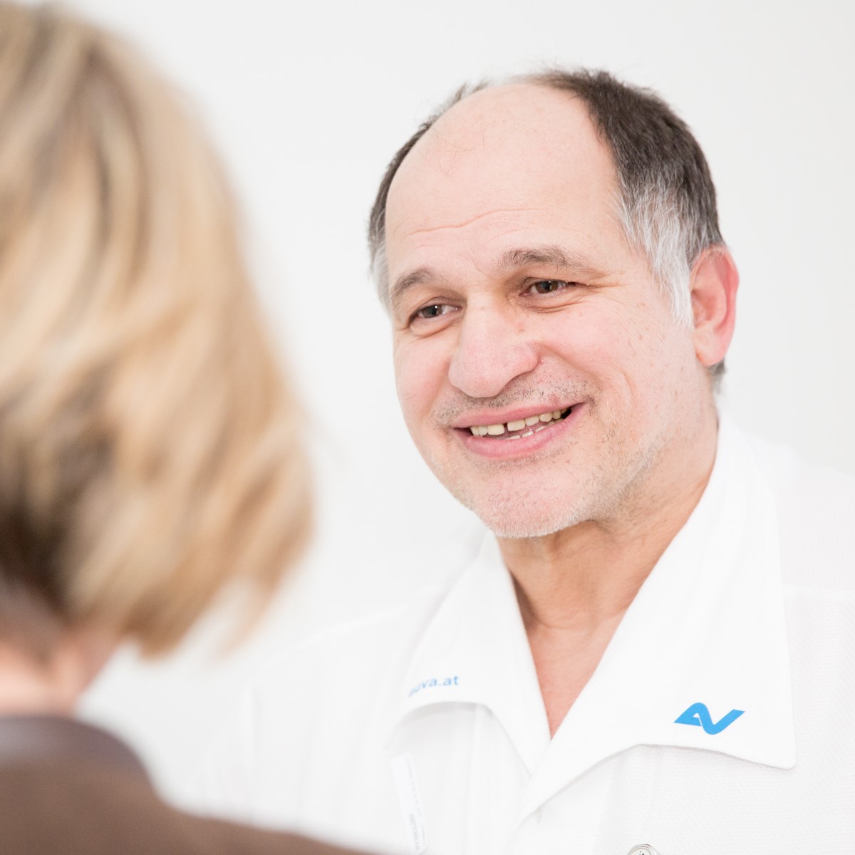 Prim. Dr. Katzensteiner im Gespräch - Fortbildung im Fokus: AUVA-UL fördert Arthroskopie-Neulinge