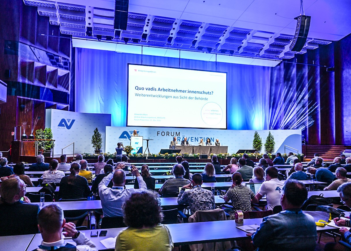 Blick aus dem Publikum auf die Hauptbühne des Forum Prävention 2026
