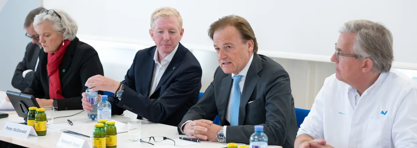 Vertreterinnen und Vertreter von AUVA und ÖGK bei der Pressekonferenz zur Eröffnung des Schmerzzentrums im Traumazentrum Wien Meidling
