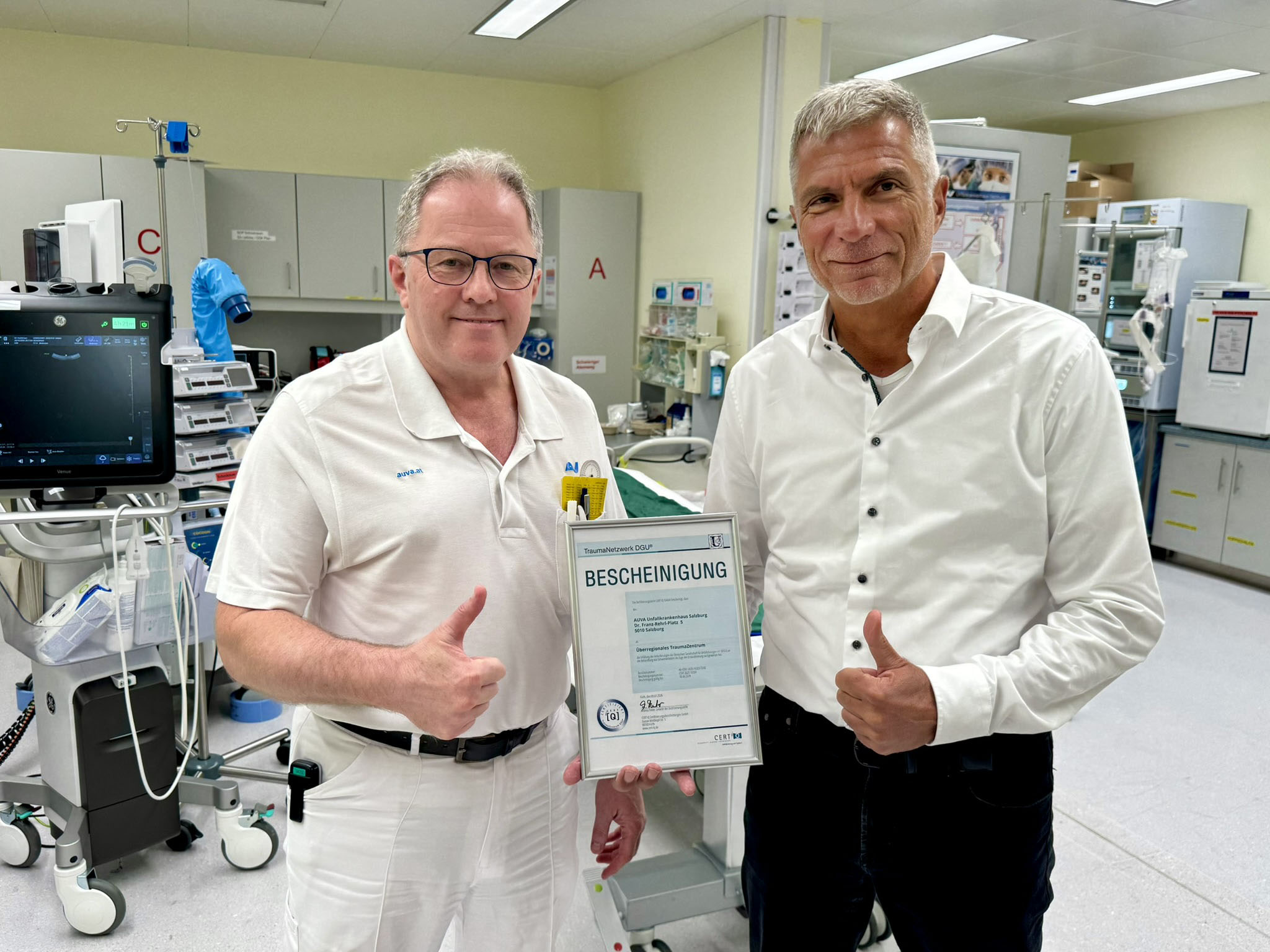 v.l.: Dr. Thomas Hausner, Leiter der Abteilung für Orthopädie und Traumatologie und der ärztliche Leiter Dr. Wolfgang Voelckel.