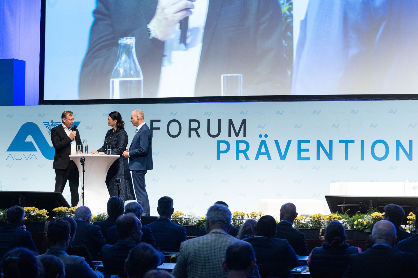 Blick aus dem Publikum auf die Bühne bei der Eröffnung des Forum Prävention 2026 der AUVA 