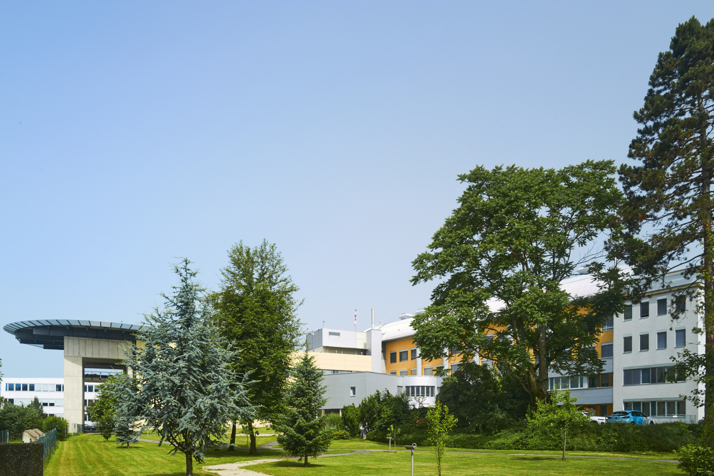 Außenansicht UKH Klagenfurt am Wörthersee inklusive grünem Innenhof