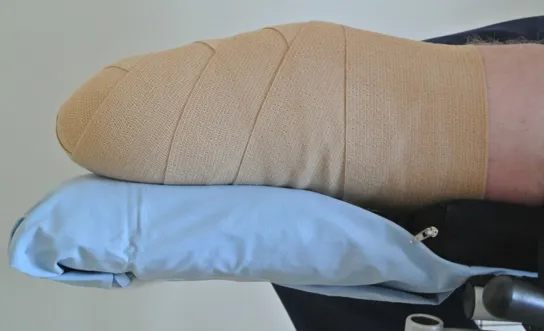 Streckung des Knies im Rollstuhl Streckung des Knies im Rollstuhl