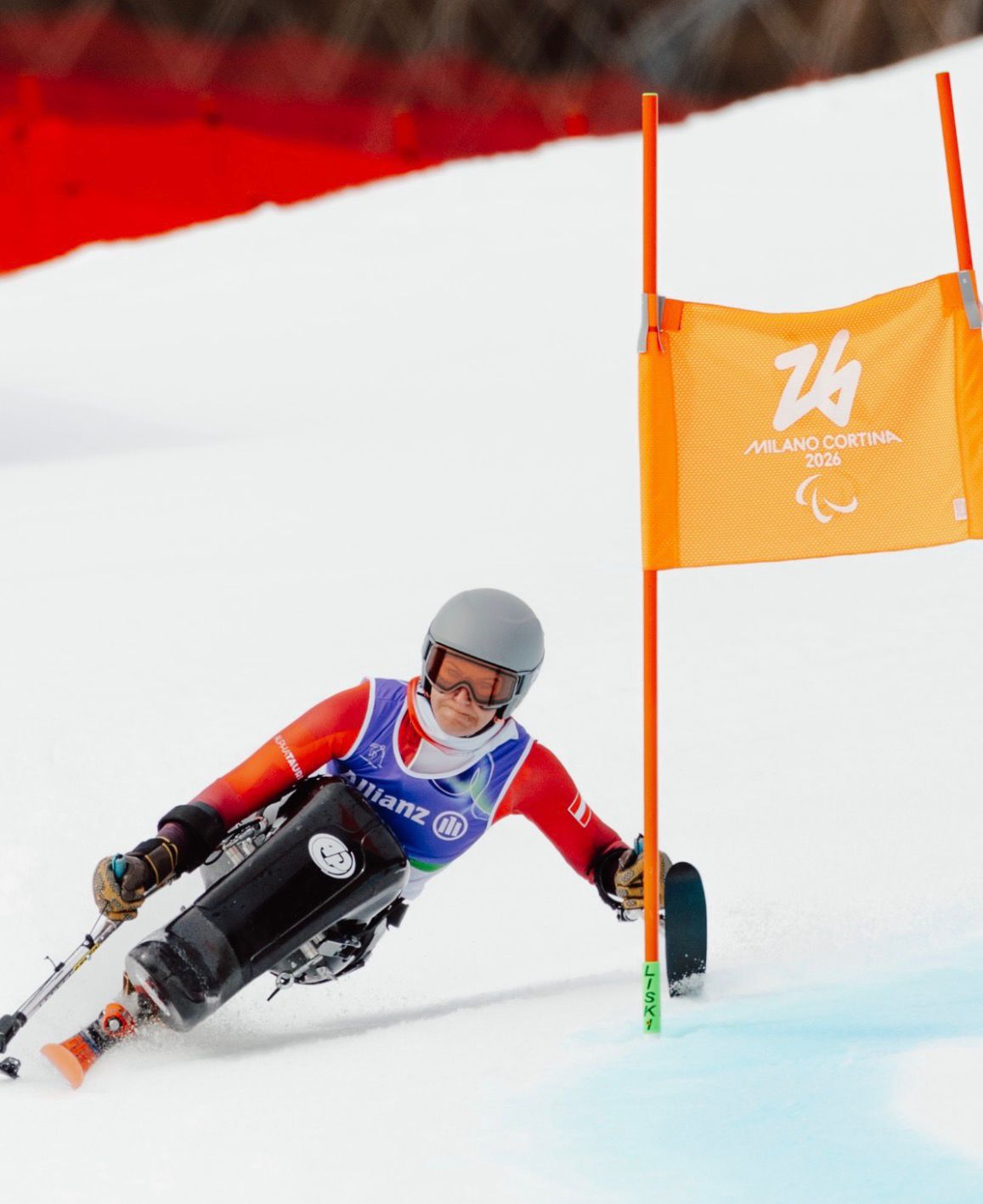 Mono-Skifahrerin mitten im Skirennen bei einem Bewerb der Paralympics 2026 