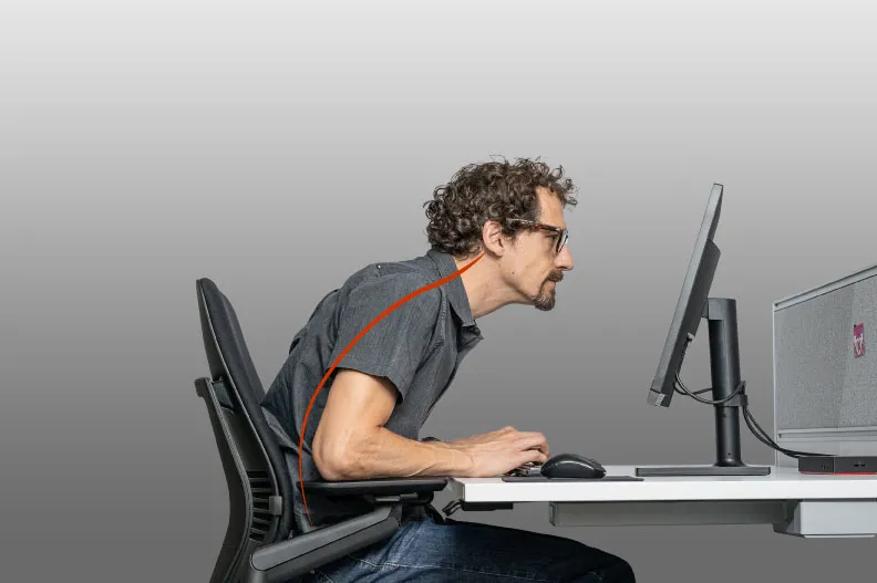 REI2620 Geierkopf Haltung V2 HSROO Bearbeitet ©R.Reichhart Mann sitzt in gekrümmter Haltung vor einem Bildschirm