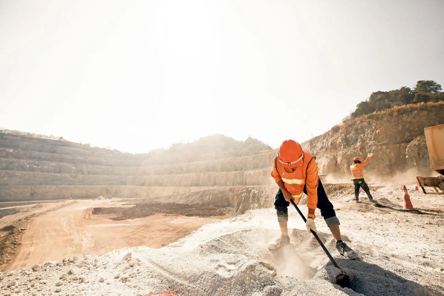 Adobestock 279640536 C Tanes 1440 Bauarbeiter schaufelt in der Hitze auf einer Baustelle ein Loch