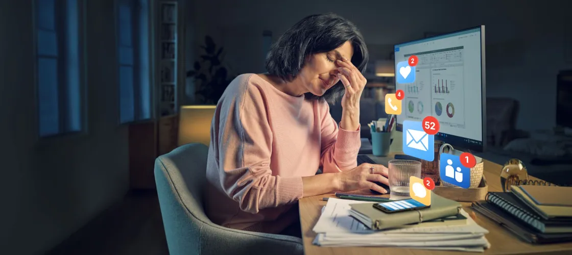 AUVA Technostress Sujet 1440 Credit Digitalwerk & Vienna Paint Studios Eine Frau sitzt vor einem Bildschirm und stützt den Kopf in die Hand. Vor dem Monitor erscheinen Icons für eingegangene E-Mails, Telefonate und Chat-Nachrichten.