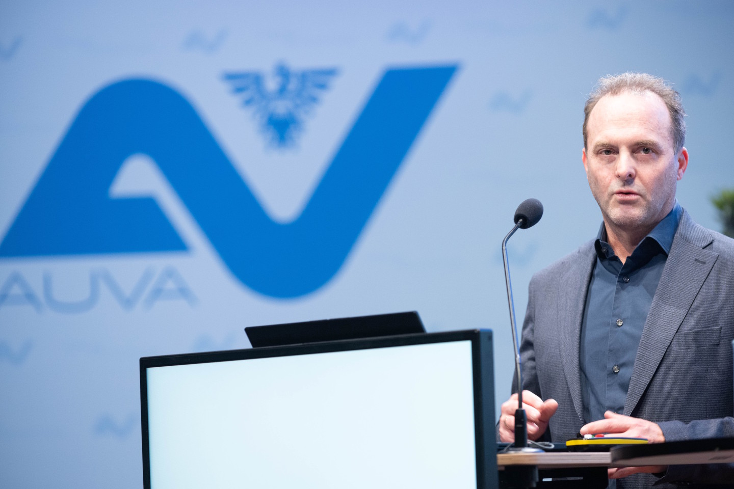 Generaldirektor Mag. Alexander Bernart steht hinter dem Rednerpult auf der Bühne