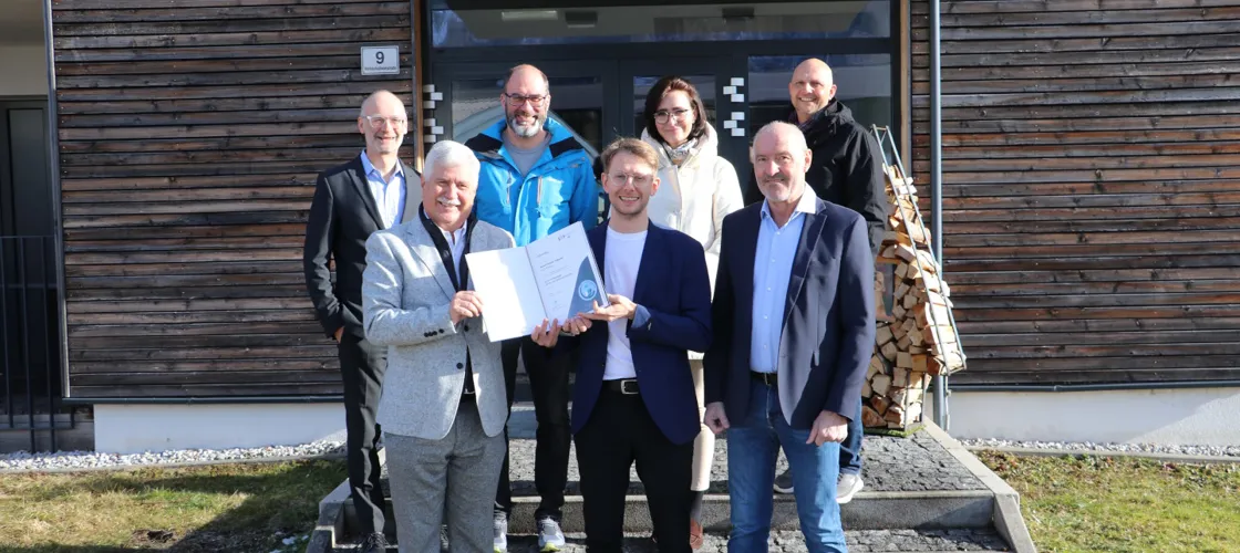 AUVA Guetesiegel Felbertal 1440 IMG 7656 Credit Lscom Übergabe des AUVA-Gütesiegels - Gruppenbild vor dem Schuleingang