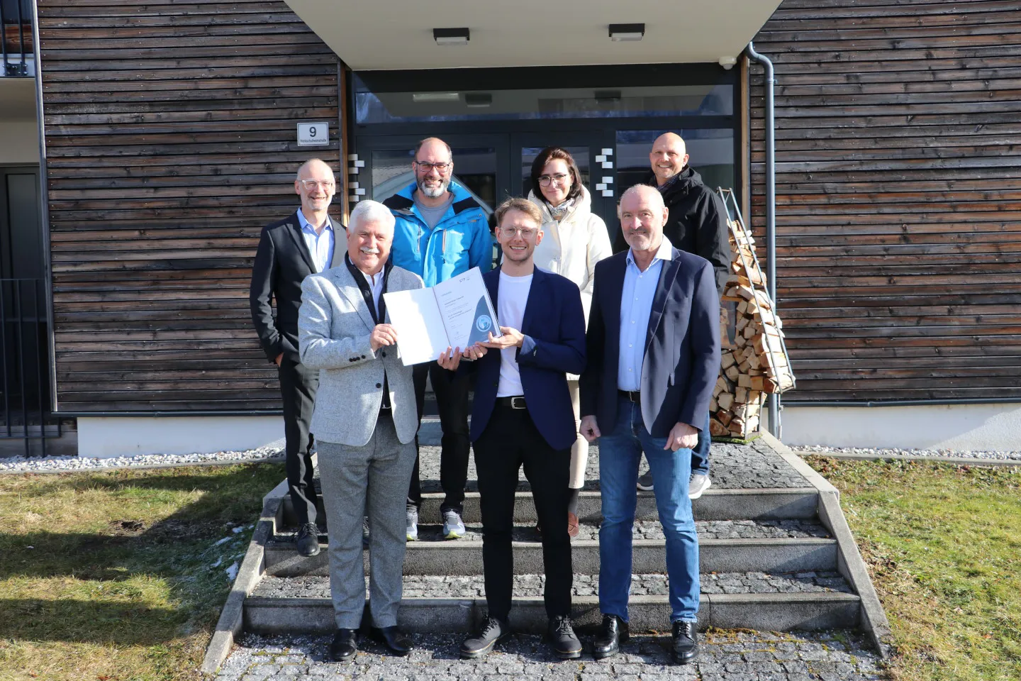 AUVA Guetesiegel Felbertal 1440 IMG 7656 Credit Lscom Übergabe des AUVA-Gütesiegels - Gruppenbild vor dem Schuleingang