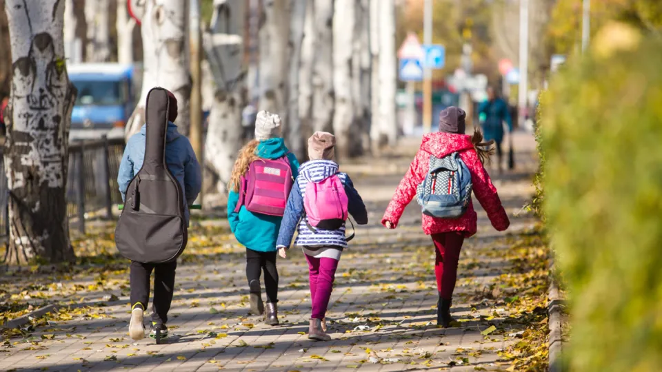 Adobestock 301479587 1440 (C)Andrey Rückansicht von Schulkindern am Schulweg
