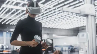 Frau nutzt VR-Brille.