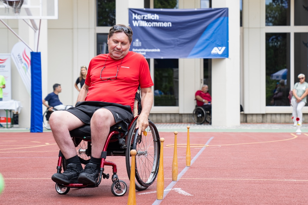 Rollstuhlfahrender Teilnehmer beim Hindernisparcours am RKT-Sportfest 2023
