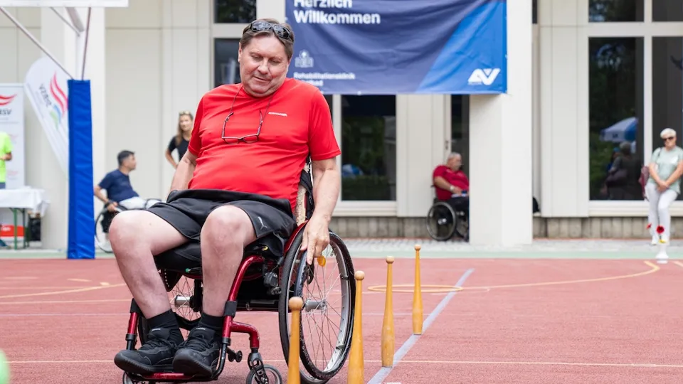 Rollstuhlfahrender Teilnehmer beim Hindernisparcours am RKT-Sportfest 2023