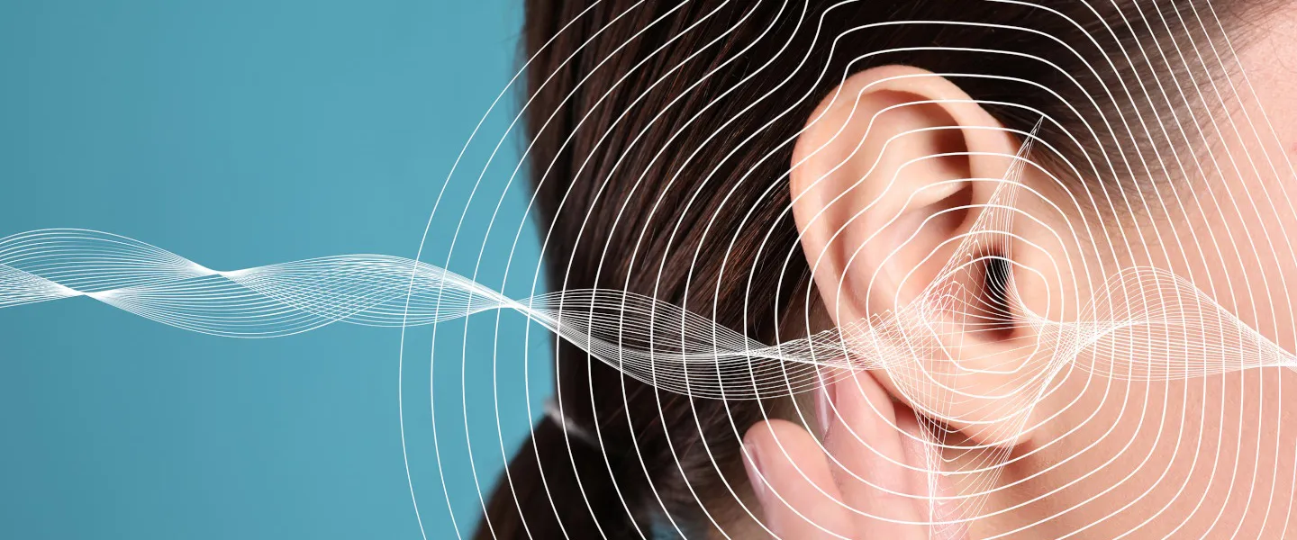 515466252 ©New Africa Adobestock S 1440 gezeichnete Schallwellen treffen auf das Ohr einer Frau