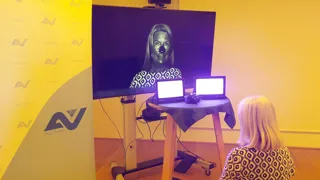 UV Kamera 1440 Credit Daniel Pinkas Eine Frau sitzt vor einem Monitor und blickt in eine UV-Kamera