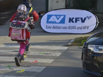 Kinder überqueren die Straße