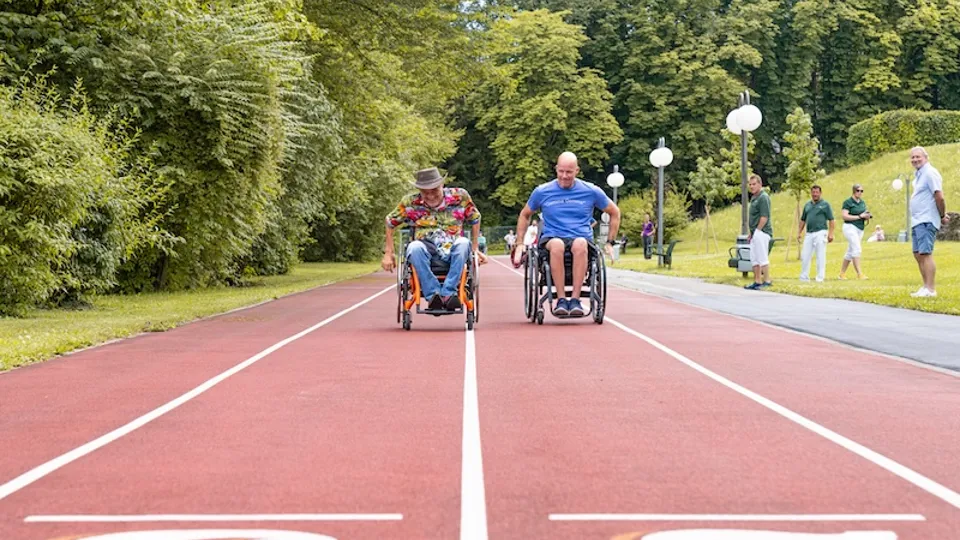 Zwei Rollstuhlfahrende bei der Wettfahrt am RKT-Sportfest 2023