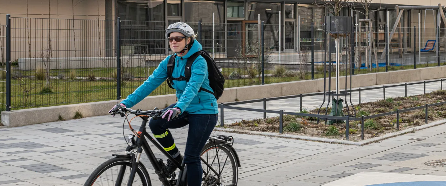 Eine weibliche Person fährt mit dem Fahrrad in einer Fahrradstraße 