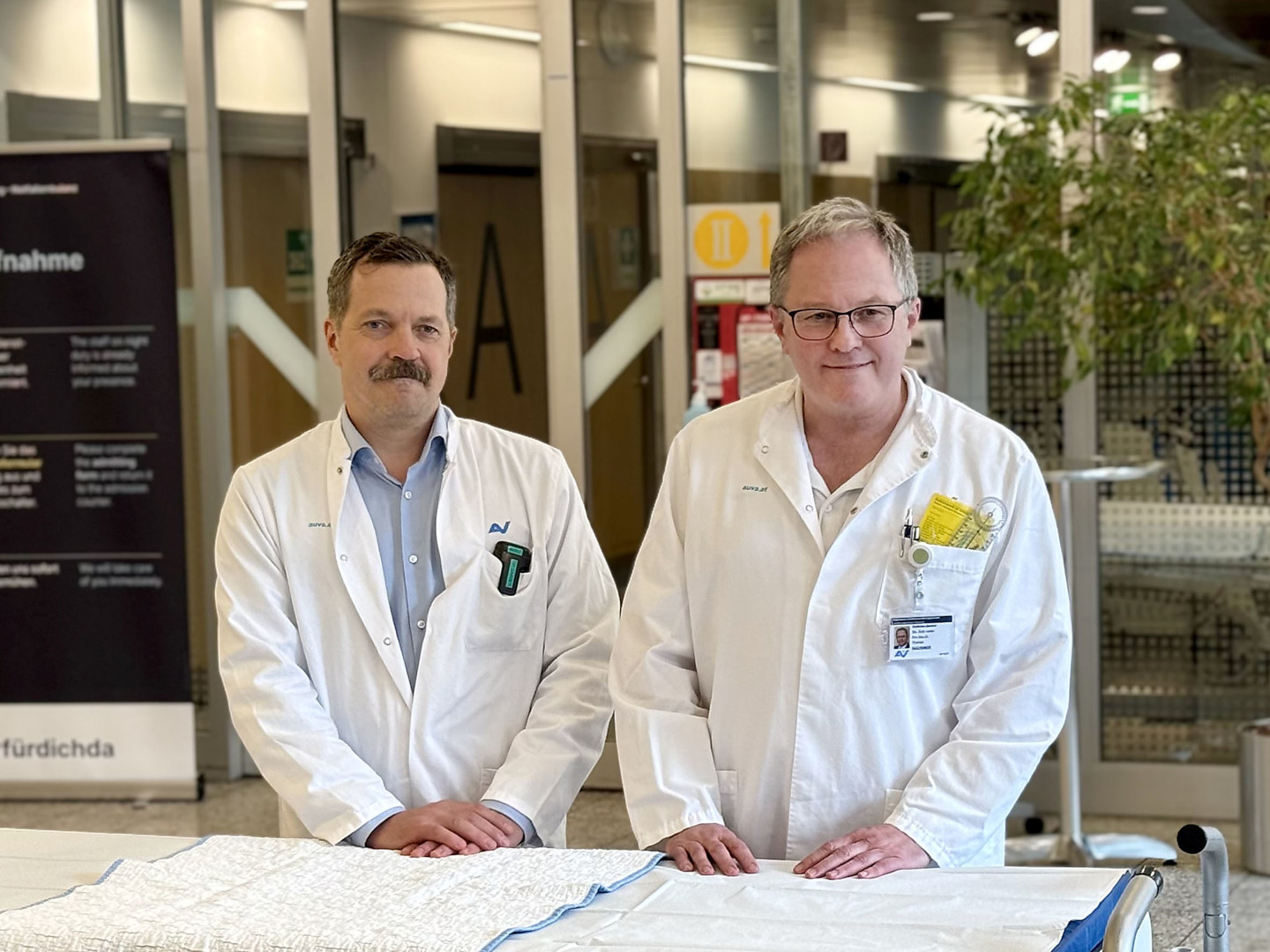OA Dr. Garber und Prim. Priv.-Doz. Dr. Thomas Hausner stehen im Foyer des UKH Salzburg