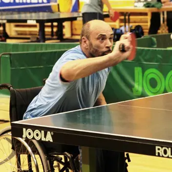 Rollstuhltischtennisspieler in Aktion