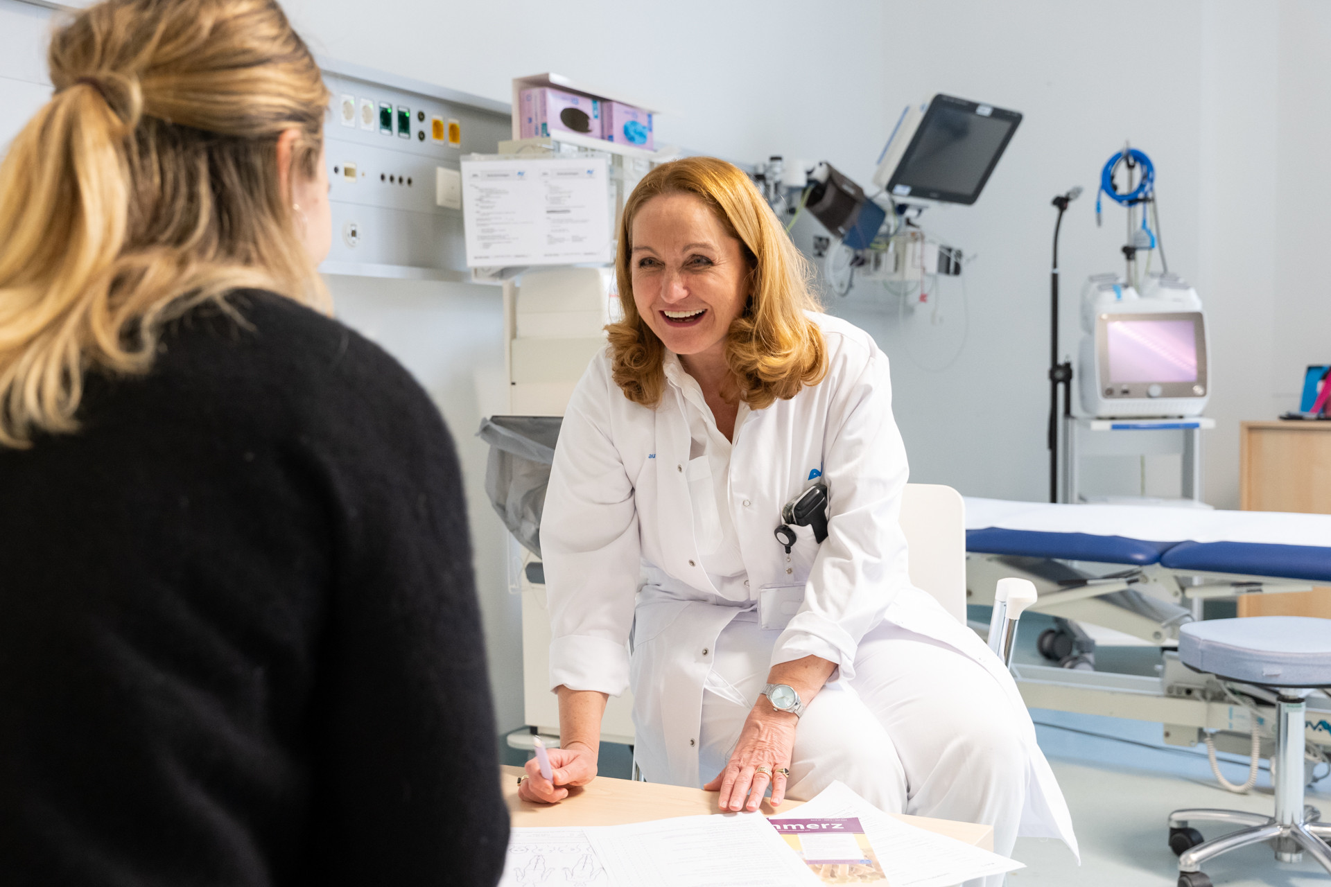 Ärztin berät Patientin im Behandlungsbereich im Schmerzzentrum des Traumazentrums Wien Standort Meidling