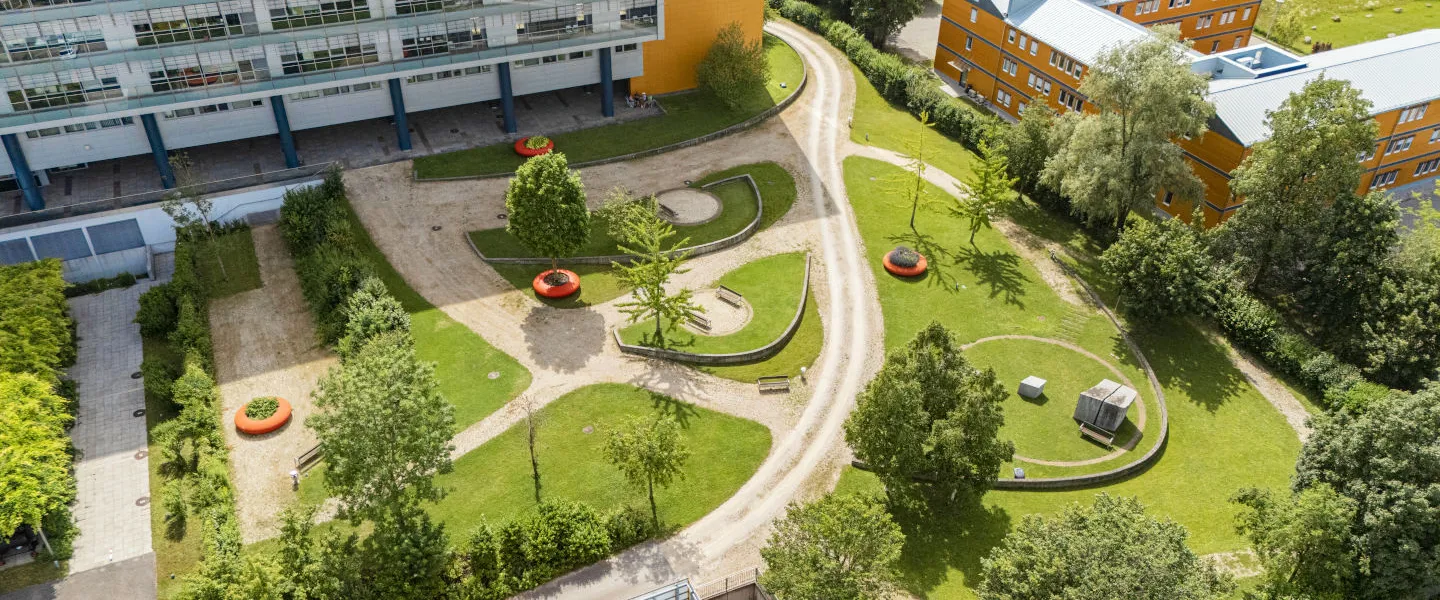 Luftaufnahme von den Parkanlagen des UKH Linz und einem Teil des Gebäudes