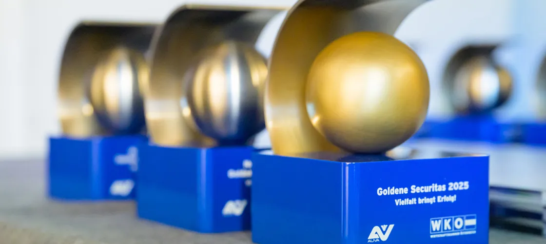Edit GS25 REI1567 ©R.Reichhart Nahaufnahme der Trophäen "Goldene Securitas 2025"