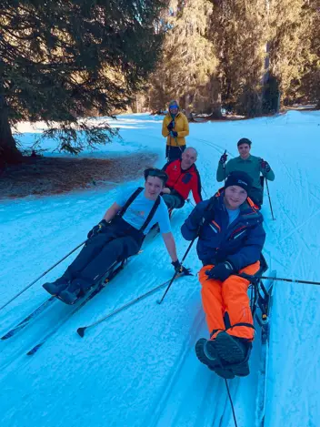 Teilnehmende des Trainings mit Sitzschlitten in Aktion