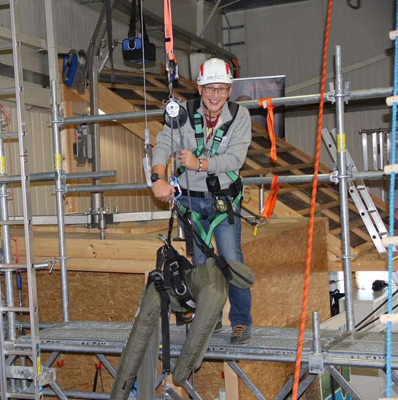 Mitarbeiter der Firma mglass bei Rettungsübungen mit dem Dummy Mitarbeiter der Firma mglass bei Rettungsübungen mit dem Dummy