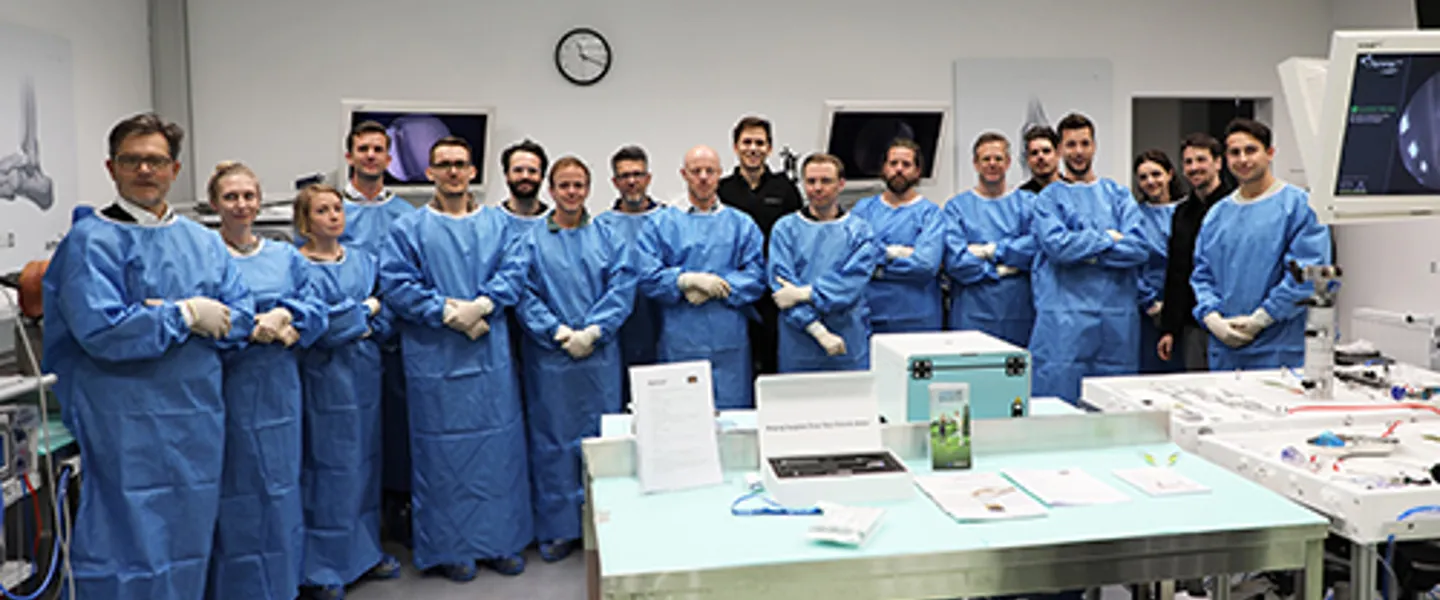 Gruppenbild der Teilnehmer:innen im WetLab des AUVA-UKH Linz Gruppenbild der Teilnehmer:innen im WetLab des AUVA-UKH Linz