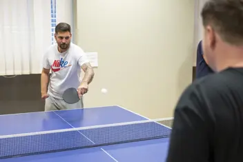 Zwei Spieler während des Tischtennis-Matches