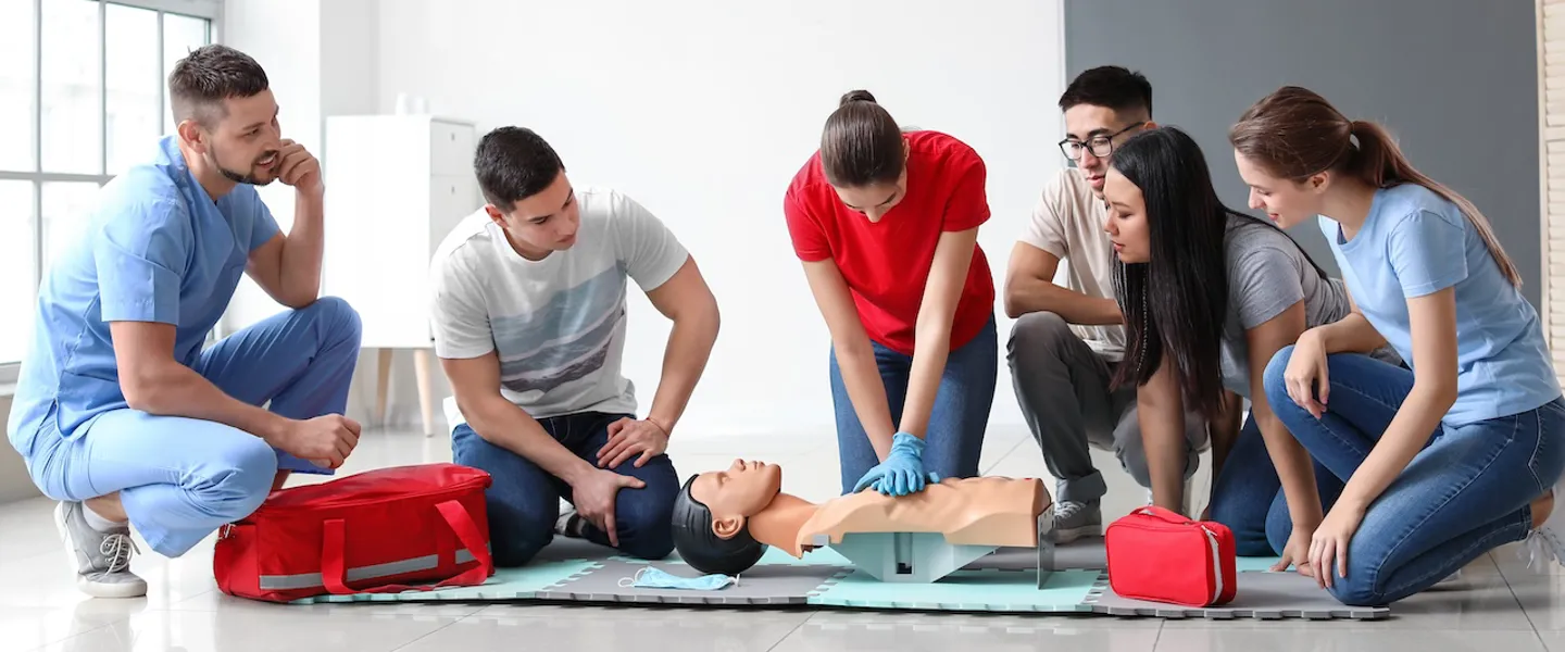 Gruppe von Personen beim Erste Hilfe Kurs.