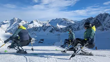Drei Teilnehmende in winterlicher Umgebung am Berg