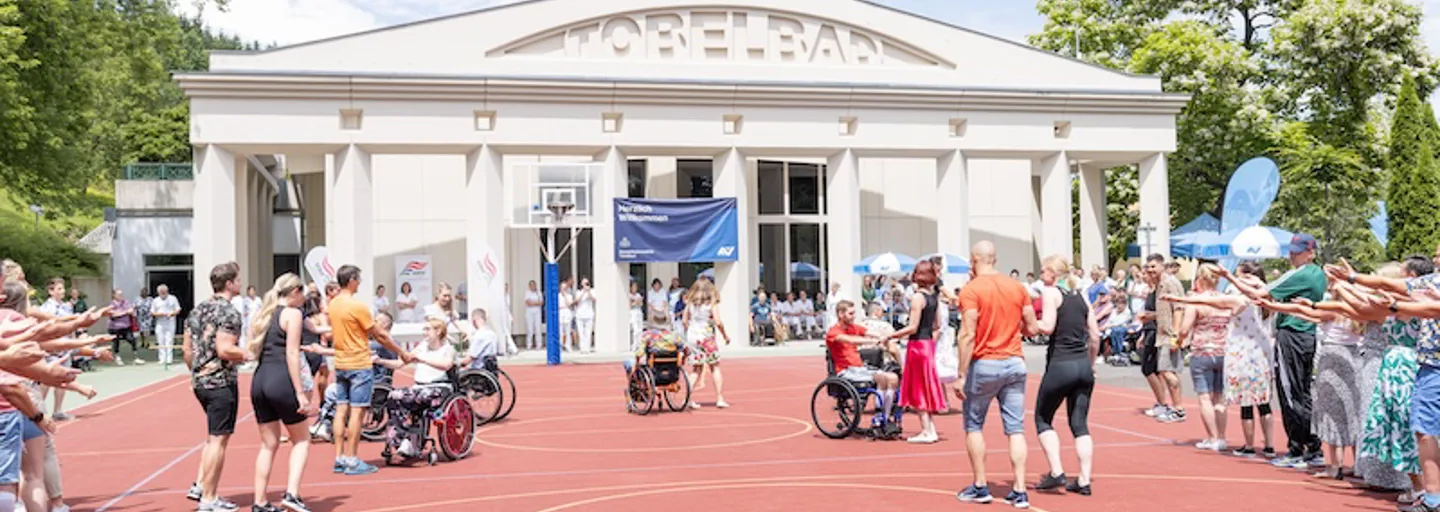 Headerbild Eröffnung Tanz-Performance RKT Sportfest 2023 Bild 1  Bei Tanz-Performance teilnehmende Rollstuhlfahrende, Amputierte, Therapeuten:Therapeutinnen am RKT-Sportfest 2023