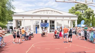 Headerbild Eröffnung Tanz-Performance RKT Sportfest 2023 Bild 1  Bei Tanz-Performance teilnehmende Rollstuhlfahrende, Amputierte, Therapeuten:Therapeutinnen am RKT-Sportfest 2023