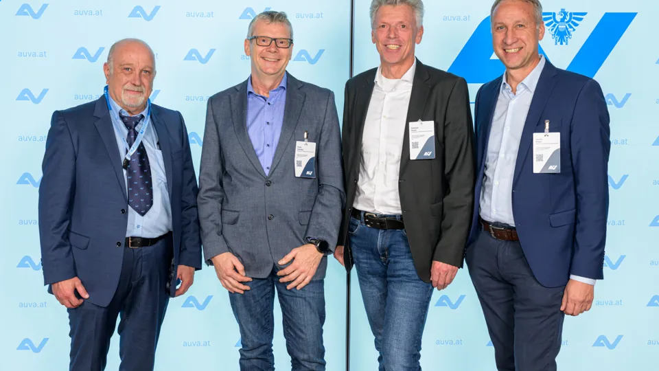 Vier Männer vor einer AUVA-Logowand